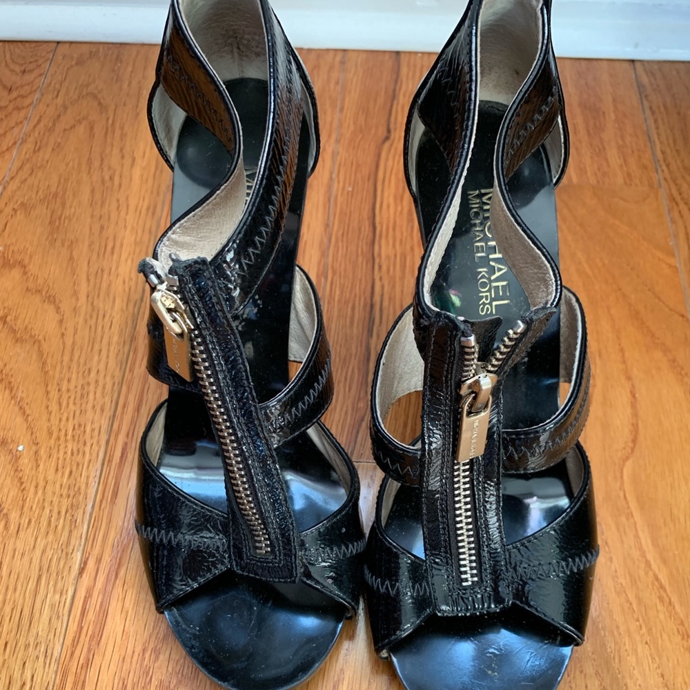 Michael Kors Berkley T strap sandal size 5